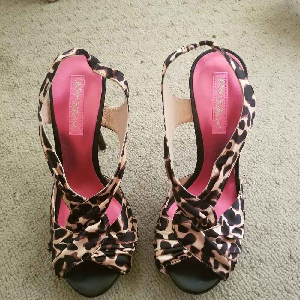 7.5 NWOT Betsy Johnson Leopard heels
